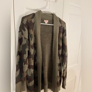 Green camouflage sweater Size Medium
